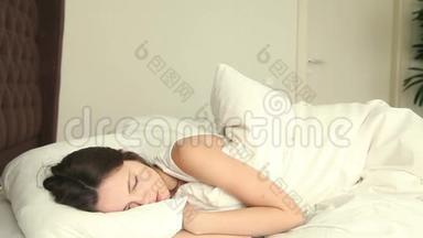 年轻女人睡在不舒服的床上